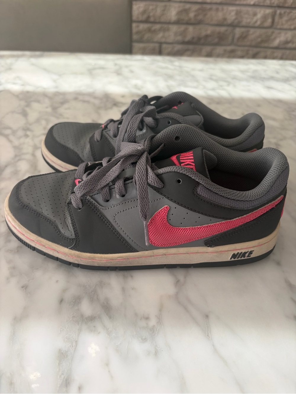Nike Kids Gray and Pink Low-Top Sneakers with Pink Swoosh